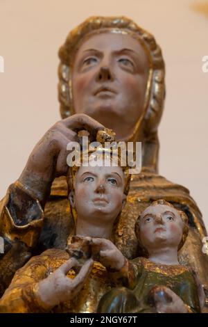 Figur der Jungfrau Maria im El Museo de los Caminos im Bischofspalast in Astorga, Leon, Spanien. Das Museum, entlang der Camino Frances Stockfoto