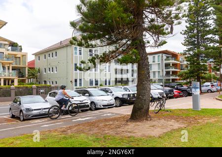 Radfahrerin auf dem gemeinsamen Fußgängerweg in Manly Beach, Sydney, New South Wales, Australien Stockfoto