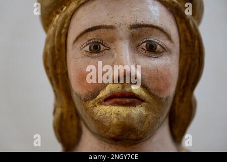 Polychrome Figur des Heiligen James als Pilger (Santiago Peregrino) im El Museo de los Caminos im Episkopalpalast in Astorga, Leon, Spa Stockfoto