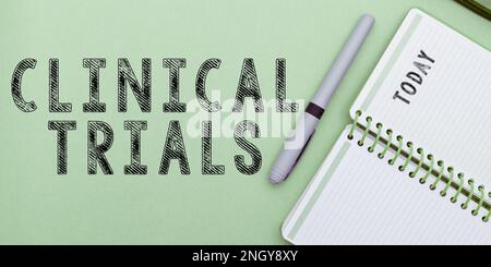 Zeichen, das klinische Studien anzeigt. Business-Showcase Recherche zu neuen Therapien für den Menschen Stockfoto
