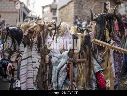 Navalosa, Spanien. 19. Februar 2023. Karnevalsfeiern, die als „Cucurrumachos“ mit Masken aus Tierhaaren wie Pferdehaar, Bügel oder Kuhhörnern und mit gestreiften Decken und Kuhglocken gekleidet sind, nehmen am Sonntag, den 19. Februar 2023, an einem traditionellen Fat Sunday Carnival in Navalosa, Spanien, Teil. Die Ursprünge der Cucurrumachos sind vermutlich keltisch und stehen in Zusammenhang mit Landwirtschaft und Tierzucht. Foto: Paul Hanna/UPI Credit: UPI/Alamy Live News Stockfoto