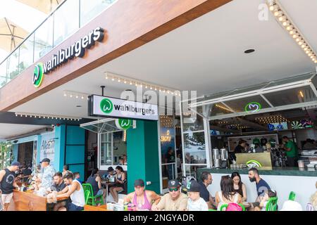 Burger Restaurant Wahlburgers in Manly Beach, Sydney, NSW, Australien, mit Leuten, die im Sommer 2023 zu Mittag essen Stockfoto