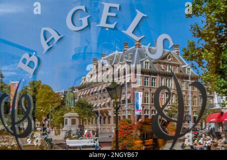 DEN HAAG, NIEDERLANDE - 26. AUGUST 2013: Fassade und Logo des Cafés „Bagels and Beans“ in Den Haag, Niederlande Stockfoto