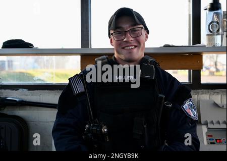 USA Pennsylvania Army National Guard, Sergeant Steven Miller, posiert für ein Foto auf der Biddle Air National Guard Base in Horsham, Pennsylvania, 1. Dezember 2022. Miller, der ursprünglich nie in Erwägung gezogen hatte, sich einem Militärdienst anzuschließen, ist jetzt ein PAANG-Infanterist und arbeitet auch als ziviler Auftragnehmer für das 111. Sicherheitsgeschwader mit Hauptsitz in Biddle ANG Base. Stockfoto