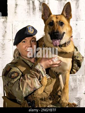 USA Air Force Staff Sgt. Shanna McCarter, 18. Security Forces Squadron, militärischer Hundeführer, posiert für ein Foto mit MWD Dina am Kadena Air Base, Japan, 1. Dezember 2022. McCarter sagte, sie und Dina haben einander viel Vertrauen geschenkt und die Verbindung zwischen ihnen ist unbeschreiblich. Stockfoto