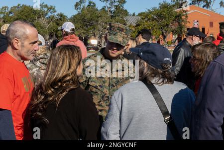 Marines von Delta Company, 1. Rekrutierungs-Bataillon, umarmen ihre Familien zum ersten Mal nach der Family Day Zeremonie auf Marine Corps rekrutieren Depot Parris Island, S.C. 1. Dezember 2022. Die Marines wurden freigelassen, um Zeit mit ihren Freunden und Familien zu verbringen. Stockfoto