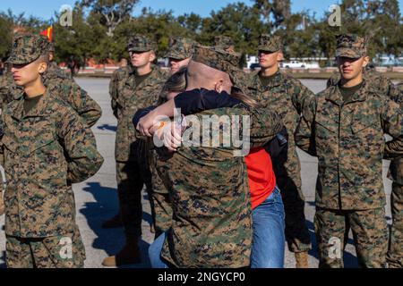 Marines von Delta Company, 1. Rekrutierungs-Bataillon, umarmen ihre Familien zum ersten Mal nach der Family Day Zeremonie auf Marine Corps rekrutieren Depot Parris Island, S.C. 1. Dezember 2022. Die Marines wurden freigelassen, um Zeit mit ihren Freunden und Familien zu verbringen. Stockfoto