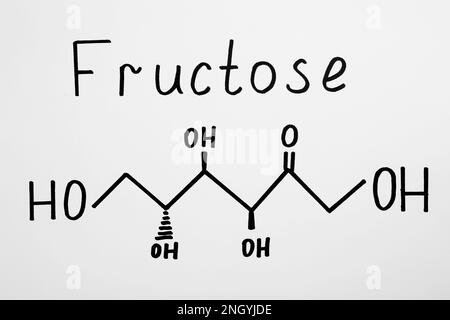 Wort Fructose mit gezeichnetem Schema auf Papier, Draufsicht Stockfoto