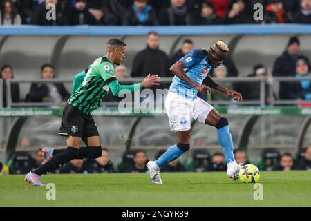 Reggio Emilia, Italien. 17. Februar 2023. Ruan Tressoldi von Sassuolo (L) und Victor Osimhen von Neapel (R) in Aktion während des FUSSBALLSPIELS SERIE A Tim 2022/23 zwischen US Sassuolo Calcio und SSC Napoli im Mapei Stadium. Endstand: Sassuolo 0:2 Napoli. Kredit: SOPA Images Limited/Alamy Live News Stockfoto