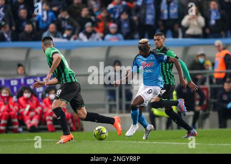 Reggio Emilia, Italien. 17. Februar 2023. Martin Eric von Sassuolo (L) Victor Osimhen von Neapel (C) und Ruan Tressoldi von Sasuolo (R) in Aktion während des FUSSBALLSPIELS DER SERIE A Tim 2022/23 zwischen US Sassuolo Calcio und SSC Napoli im Mapei Stadium. Endstand: Sassuolo 0:2 Napoli. Kredit: SOPA Images Limited/Alamy Live News Stockfoto