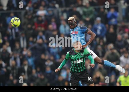 Reggio Emilia, Italien. 17. Februar 2023. Ruan Tressoldi von Sassuolo (L) und Victor Osimhen von Neapel (R) in Aktion während des FUSSBALLSPIELS SERIE A Tim 2022/23 zwischen US Sassuolo Calcio und SSC Napoli im Mapei Stadium. Endstand: Sassuolo 0:2 Napoli. Kredit: SOPA Images Limited/Alamy Live News Stockfoto