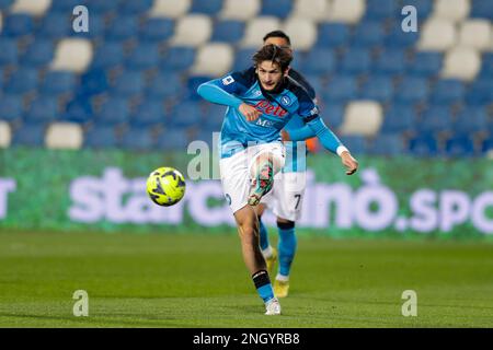 Reggio Emilia, Italien. 17. Februar 2023. Chwitscha Kvaratskhelia aus Neapel beim FUSSBALLSPIEL DER SERIE A Tim 2022/23 zwischen US Sassuolo Calcio und SSC Napoli im Mapei-Stadion in Aktion. Endstand: Sassuolo 0:2 Napoli. Kredit: SOPA Images Limited/Alamy Live News Stockfoto