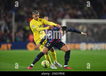 Barcelona, Esp. 19. Februar 2023. FC BARCELONA gegen CADIZ CF 19. Februar 2023 Ferran Torres (11) des FC Barcelona spielt mit Rubén Alcaraz (4) des Cádiz CF während des Spiels zwischen dem FC Barcelona und dem Cadiz CF, entsprechend dem zweiundzwanzigsten Tag La Liga Santander im Spotify Camp Nou in Barcelona, Spanien. Kredit: Rosdemora/Alamy Live News Stockfoto