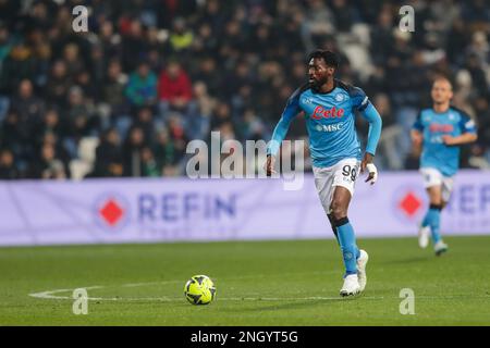 Reggio Emilia, Italien. 18. Februar 2023. Andre-Frank Zambo Anguissa aus Neapel beim FUSSBALLSPIEL DER SERIE A Tim 2022/23 zwischen US Sassuolo Calcio und SSC Napoli im Mapei Stadium in Aktion. Endstand: Sassuolo 0:2 Napoli. (Foto: Grzegorz Wajda/SOPA Images/Sipa USA) Guthaben: SIPA USA/Alamy Live News Stockfoto