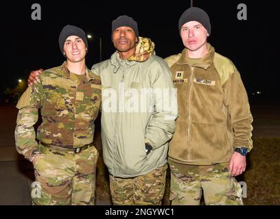 Von links nach rechts: 2. LT. Brendan Stonionis, Warrant Officer Mykel Perry, und Capt. Ian Mauldin, die alle dem 1. Cyber-Bataillon zugeteilt waren, waren die drei besten Finisher des norwegischen Fußmarsches, oder Marsjmerket, 2. Dezember 2022, in Fort Gordon, Georgien. Um das Abzeichen zu erhalten, muss das Personal den Lkw bei Männern in vier Stunden und 30 Minuten oder bei Frauen in vier Stunden und 50 Minuten fertigstellen, wobei die Zeiten für verschiedene Altersgruppen variieren. Der norwegische Fußmarsch ist ein physisch herausfordernder ragmarsch, bei dem die Teilnehmer 18,6 Meilen mit 25 Pfund am Rücken angeschnallt zurücklegen. Stockfoto