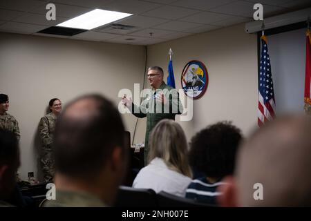 USA Luftwaffenbrücke. General Michael Valle, stellvertretender Generaladjutant der Luftwaffe, Florida Air National Guard, spricht vor den Flugzeugträgern der 125. Sicherheitseinheit am Jacksonville Air National Guard Base, Florida, 2. Dezember 2022. Valle besuchte Airmen, um vier der Einheit zugeteilte Airmen zu gratulieren, die im Jahr 2021 landesweit für herausragende Leistungen anerkannt wurden. Stockfoto