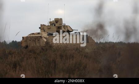 GREYWOLF-Truppen, die dem 1.. Bataillon, dem 12. 3. Kavallerie-Regiment, dem 3.. Bewaffneten Brigaden-Kampfteam, der 1.. Kavallerie-Division zugeteilt sind, führen ihre Waffen-Zertifizierungen für den 4. Dezember 2022 durch. Diese Ausbildung stärkt die Partnerschaft mit den NATO-Verbündeten und verbessert die Bereitschaft der Brigade. Stockfoto