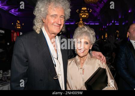 London, Großbritannien. 17. Februar 2023. Schauspielerin Lady Anita May Dobson (R) mit ihrem Mann Sir Brian May (L) von der Band Queen. The Icon Awards im Rahmen der London Fashion Week fand am 17. Februar im De Vere Grand Connaught Rooms London eine Gala mit den Promi-Preisen statt, bei der die Wohltätigkeitsorganisation Prost8organized von Buzz Talent unterstützt wurde. Kredit: SOPA Images Limited/Alamy Live News Stockfoto