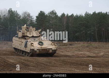 GREYWOLF-Truppen, die dem 1.. Bataillon, dem 12. 3. Kavallerie-Regiment, dem 3.. Bewaffneten Brigaden-Kampfteam, der 1.. Kavallerie-Division zugeteilt sind, führen ihre Waffen-Zertifizierungen für den 4. Dezember 2022 durch. Diese Ausbildung stärkt die Partnerschaft mit den NATO-Verbündeten und verbessert die Bereitschaft der Brigade. Stockfoto