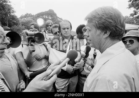 Auf einem Spaziergang durch seine Heimatstadt Tiny Plains, Georgia, begrüßt der demokratische Präsidentschaftskandidat Jimmy Carter Einheimische und Wunschfreunde. Stockfoto