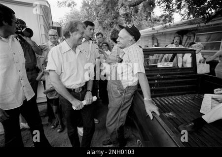 Auf einem Spaziergang durch seine Heimatstadt Tiny Plains, Georgia, begrüßt der demokratische Präsidentschaftskandidat Jimmy Carter Einheimische und Wunschfreunde. Stockfoto