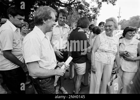 Auf einem Spaziergang durch seine Heimatstadt Tiny Plains, Georgia, begrüßt der demokratische Präsidentschaftskandidat Jimmy Carter Einheimische und Wunschfreunde. Stockfoto