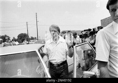 Auf einem Spaziergang durch seine Heimatstadt Tiny Plains, Georgia, begrüßt der demokratische Präsidentschaftskandidat Jimmy Carter Einheimische und Wunschfreunde. Stockfoto