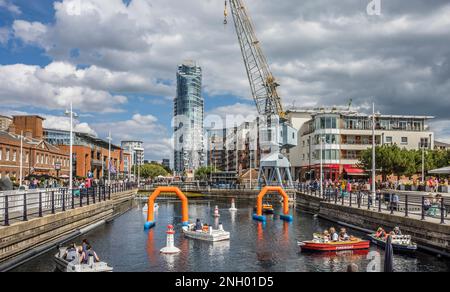 Sportboote am Kanal der Gunwharf Quays, Portsmouth, Hamphire, Südostengland Stockfoto