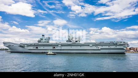 Flugzeugträger HMS Queen Elizabeth auf der Marinebasis seiner Majestät in Portsmouth, Hampshire, Südostengland Stockfoto