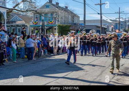 NEW ORLEANS, LA, USA - 19. FEBRUAR 2023: USA Marschkapelle des Marine Corps führt die Thoth Parade die Magazine Street runter am zweiten Sonntag des Karnevals Stockfoto