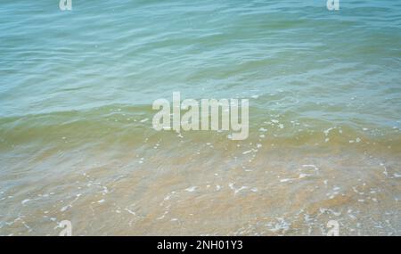 Meerwasser mit milden Wellen, Draufsicht. Am Strand. Stockfoto