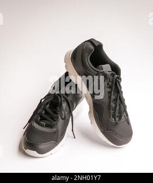 Ein Paar schwarze Sportschuhe auf weißem Hintergrund. Speicherplatz kopieren. Stockfoto