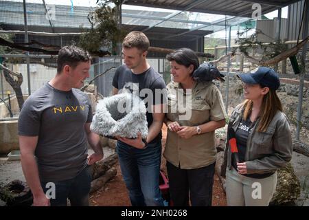 BIBRA LAKE, Australien (2. Dezember 2022) - Sonar Technician (U-Boot) 1. Class Sean Benedict und Chief Sonar Technician (U-Boot) Daniel Nelson, beide dem Virginia-Klasse-Schnellangriff-U-Boot USS Mississippi (SSN 782), zusammen mit Konsul General Siriana Nair der USA zugewiesen Konsulat General Perth und Karen Clarkson, Leiter des Wildlife Rehabilitation and Rescue Center Hospital, interagieren mit verschiedenen Wildtieren während eines Interviews mit lokalen Medien während einer Community Outreach Veranstaltung in Bibra Lake, Australien am 2. Dezember. Mississippi besucht Royal Australian Navy HMAS Stirling Naval B. Stockfoto