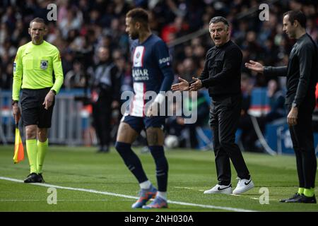 Paris, Frankreich. 19. Februar 2023. Paris Saint-Germain's Cheftrainer Christophe Galtier Gesten während eines französischen Fußballspiels der Ligue 1 zwischen Paris Saint-Germain und Lille im Parc des Princes Stadion in Paris, Frankreich, am 19. Februar 2023. Kredit: Aurelien Morissard/Xinhua/Alamy Live News Stockfoto