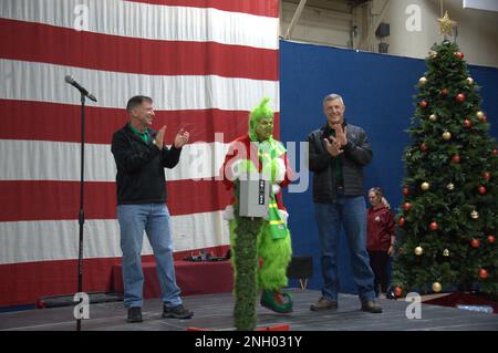 FORT CARSON, Colorado Generalmajor David M. Hodne, kommandierender General, 4. Infanteriedivision und Fort Carson, und Kommandoleiter Major Adam Nash, 4. Inf. Div Und Fort Carson, sprechen Sie dem Grinch bei der Baumbeleuchtung am 2. Dezember 2022 im William „Bill“ Reed Special Events Center Beifall aus. (Foto: Walt Johnson) Stockfoto