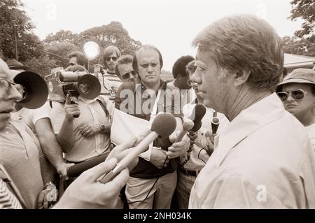 Auf einem Spaziergang durch seine Heimatstadt Tiny Plains, Georgia, begrüßt der demokratische Präsidentschaftskandidat Jimmy Carter Einheimische und Wunschfreunde. Stockfoto