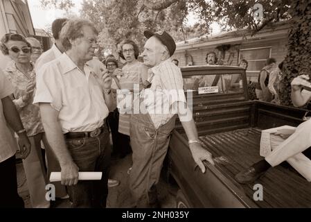 Auf einem Spaziergang durch seine Heimatstadt Tiny Plains, Georgia, begrüßt der demokratische Präsidentschaftskandidat Jimmy Carter Einheimische und Wunschfreunde. Stockfoto