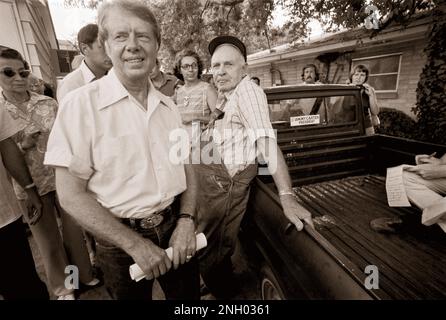 Auf einem Spaziergang durch seine Heimatstadt Tiny Plains, Georgia, begrüßt der demokratische Präsidentschaftskandidat Jimmy Carter Einheimische und Wunschfreunde. Stockfoto