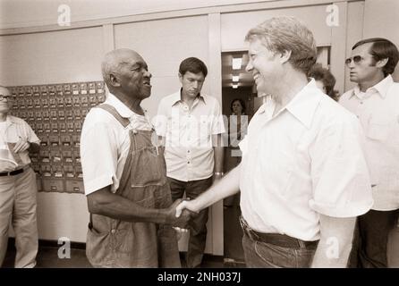 Auf einem Spaziergang durch seine Heimatstadt Tiny Plains, Georgia, begrüßt der demokratische Präsidentschaftskandidat Jimmy Carter Einheimische und Wunschfreunde. Stockfoto