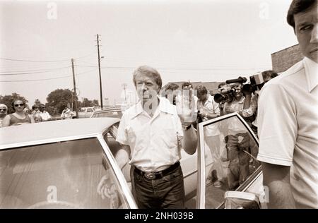 Auf einem Spaziergang durch seine Heimatstadt Tiny Plains, Georgia, begrüßt der demokratische Präsidentschaftskandidat Jimmy Carter Einheimische und Wunschfreunde. Stockfoto