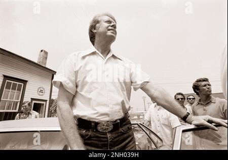 Auf einem Spaziergang durch seine Heimatstadt Tiny Plains, Georgia, begrüßt der demokratische Präsidentschaftskandidat Jimmy Carter Einheimische und Wunschfreunde. Stockfoto