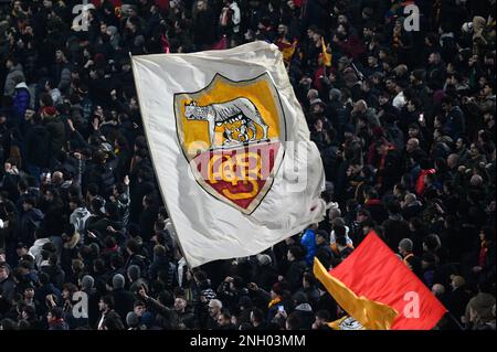 Rom, Italien. 19. Februar 2023. ALS Roma-Fans während der italienischen Fußballmeisterschaft Am 19. Februar 2023 Im Olimpic-Stadion in Rom Ein 2022/2023:1-Spiel zwischen AS Roma und Hellas Verona. Kredit: Unabhängige Fotoagentur/Alamy Live News Stockfoto