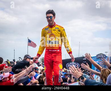 Daytona, Usa. 19. Februar 2023. Joey Logano begrüßt Fans vor dem 2023. Daytona 500 am Sonntag, den 19. Februar 2023 in Daytona, Florida. Foto: Edwin Locke/UPI Credit: UPI/Alamy Live News Stockfoto