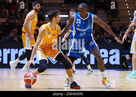 PalaAlpitour, Turin, Italien, 18. Februar 2023, Davide Moretti (Carpegna Prosciutto Pesaro) von David Cournooh (Germani Brescia) während der Fina vereitelt Stockfoto