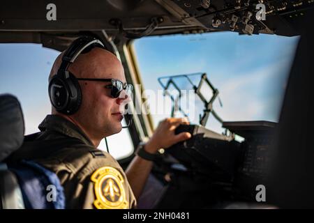Matthew Krussow, Pilot und Flugzeugkommandant der 21. Luftbrücke C-17 Globemaster III, betreibt eine C-17 über Südkalifornien zur Unterstützung des Marine Corps Exercise Steel Knight, 2. Dezember 2022. Die 21st AS transportierte 15 Marines und etwa 68.000 Pfund Ausrüstung während ihrer jährlichen Übung, einschließlich Live-Feuertraining in kontrollierten Umgebungen. 21. AS, C-17, Marine Corps, Stahlritter, Flieger, Stockfoto
