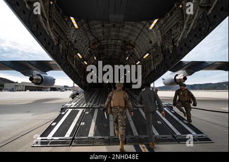 USA Marines mit Battery Q, 5. Bataillon, 11. Marines-Regiment und Flugzeuge der 21. Luftaufstandsschwadron gehen an Bord eines C-17 Globemaster III während des Trainings Steel Knight in Camp Pendleton, Kalifornien, 2. Dezember 2022. Der 21. AS transportierte 15 Marines und etwa 68.000 kg Ausrüstung während ihrer jährlichen Übung, die eine Schulung bei Feueralarm in kontrollierten Umgebungen umfasste. Stockfoto