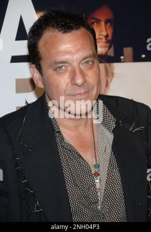 Los Angeles, USA. 06. November 2006. Tom Sizemore trifft im BABEL Premiere im Westwood Theatre in Los Angeles ein. Kopfschuss-AugenkontaktTom Sizemore in kritischem Zustand nach Hirnaneurysma Kredit: Tsuni/USA/Alamy Live News Stockfoto