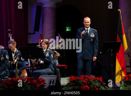 USA Generalmajor der Luftwaffe Derek France, Third Air Force and Kaiserslautern Military Community Commander, hält Eröffnungsrede beim Weihnachtskonzert "Sound of Christmas" mit der US Air Forces in Europe Band in Kaiserslautern, Deutschland, am 2. Dezember 2022. Frankreich richtete das Konzert aus, um sich für die Akzeptanz, Gastfreundschaft und Unterstützung der US-Streitkräfte und ihrer Familien durch die deutsche Bevölkerung in der Region zu bedanken. Stockfoto