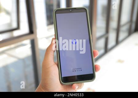 Surabaya, Indonesien - 20. Mai 2021: Handheld-Smartphone mit facebook-Anwendung Stockfoto