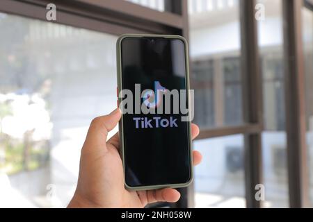 Surabaya, Indonesien - 20. Mai 2021: Handheld-Smartphone mit tiktok-Anwendung. Stockfoto